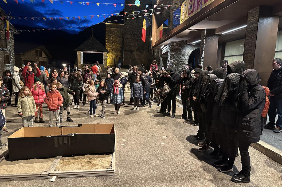 El taüt del Rei Carnestoltes acompanyat per les ploraneres a Ordino