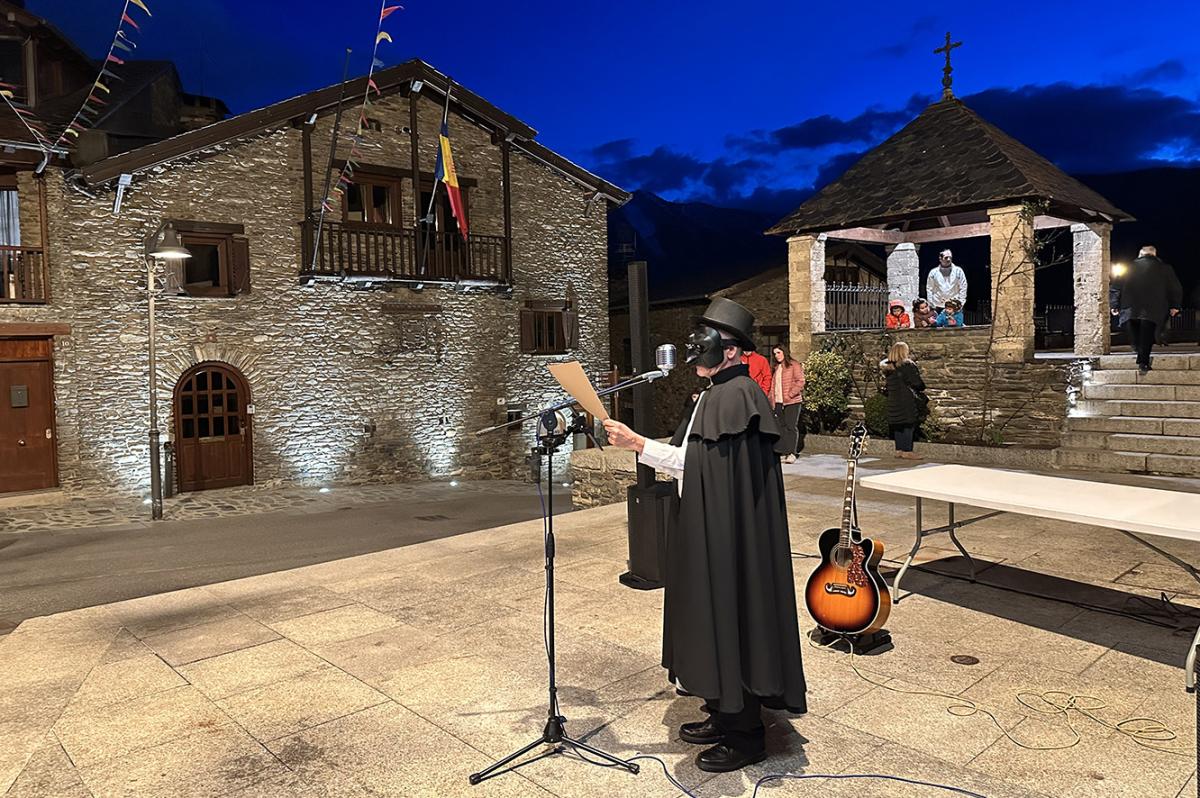El notari il·lustre de la vall llegint el testament del Carnestoltes a la plaça Major d'Ordino