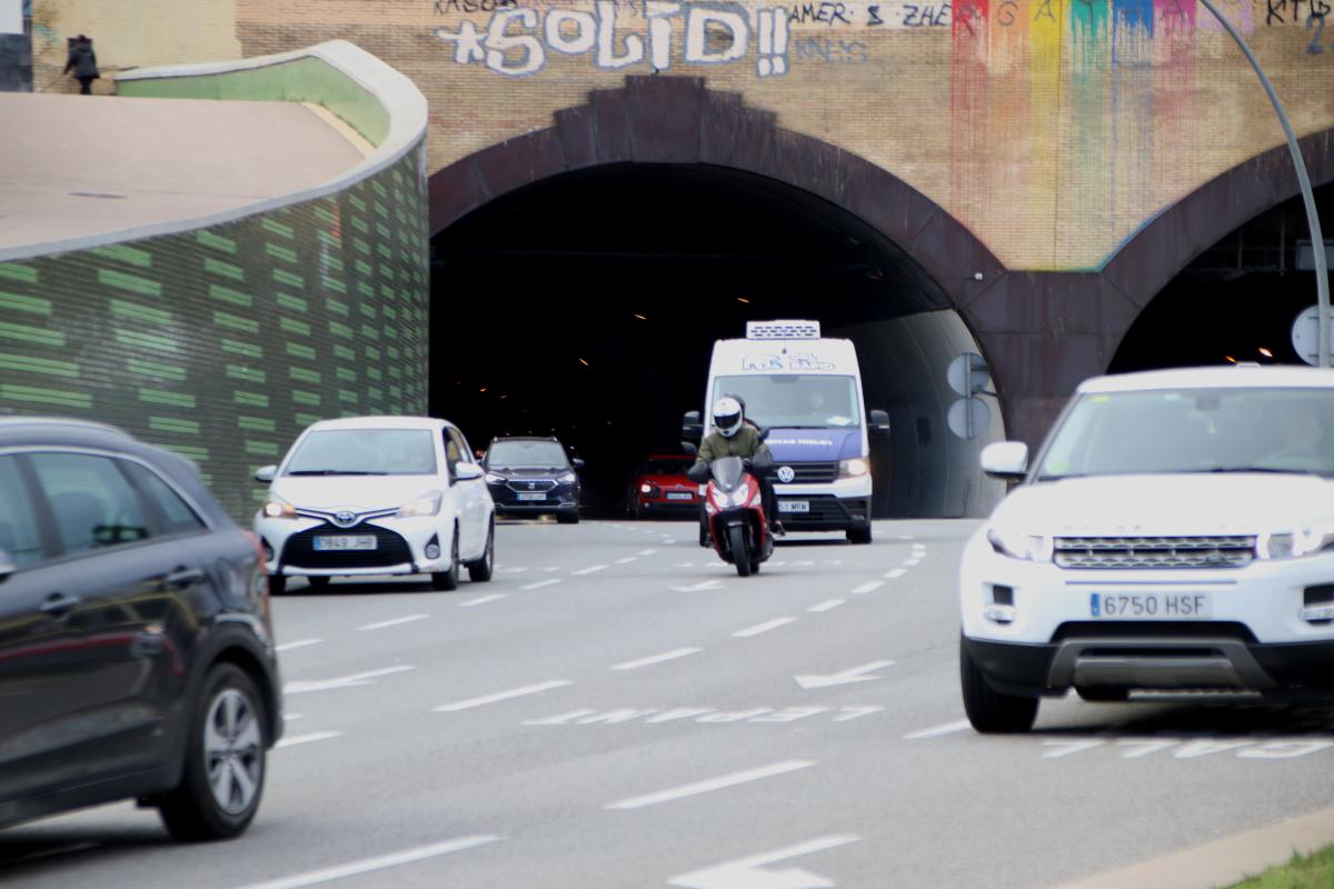 Un vehicle accedeix a Barcelona pel túnel de la Rovira