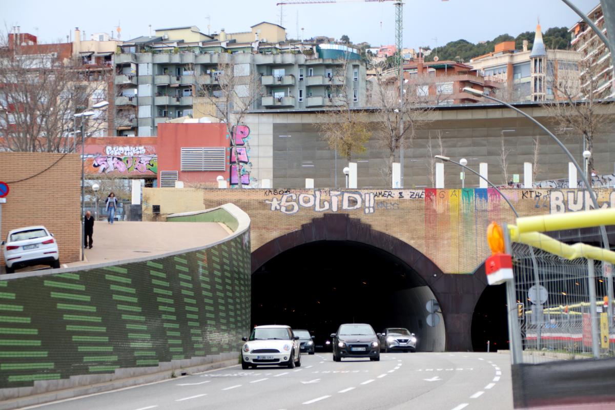 Un vehicle accedeix a Barcelona pel túnel de la Rovira