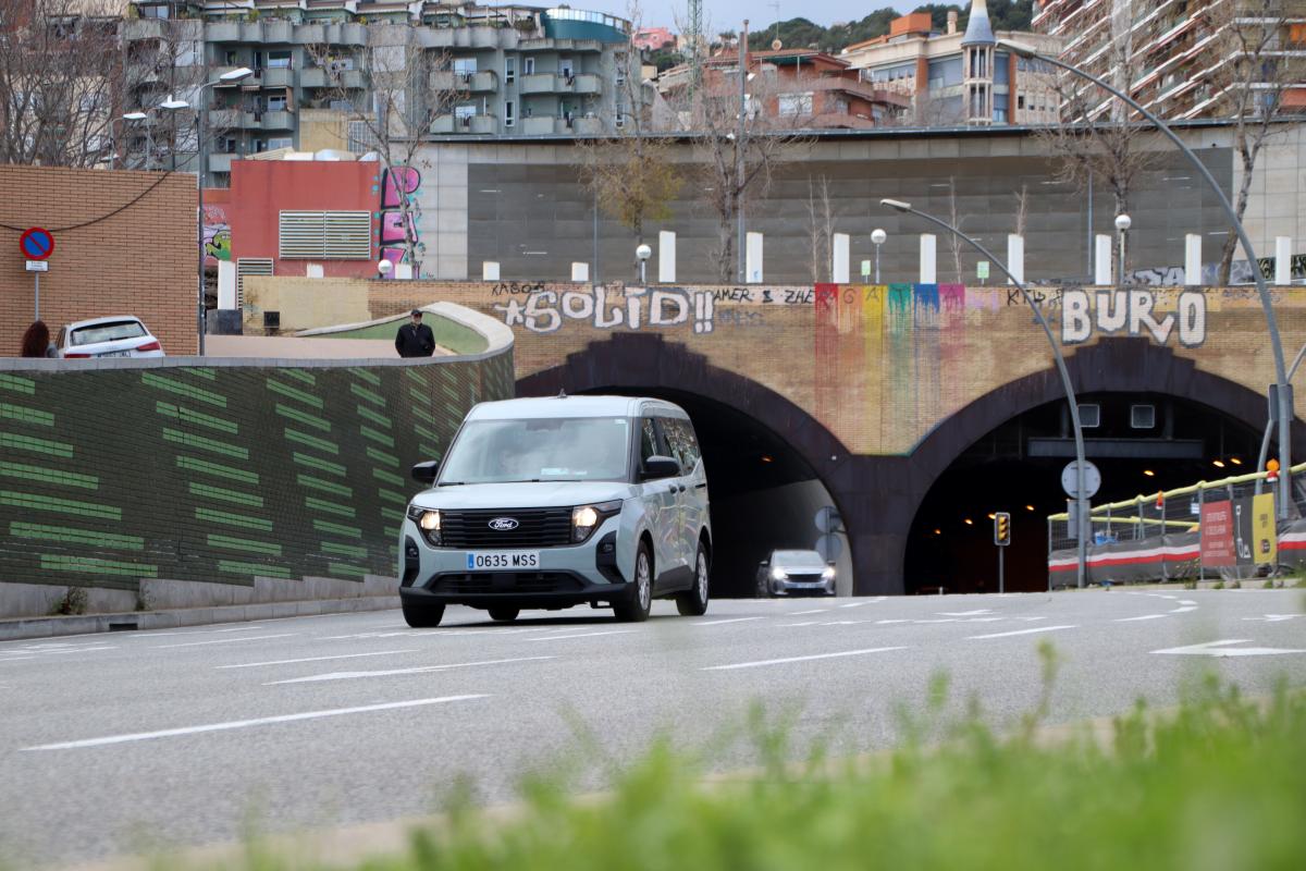 Un vehicle accedeix a Barcelona pel túnel de la Rovira