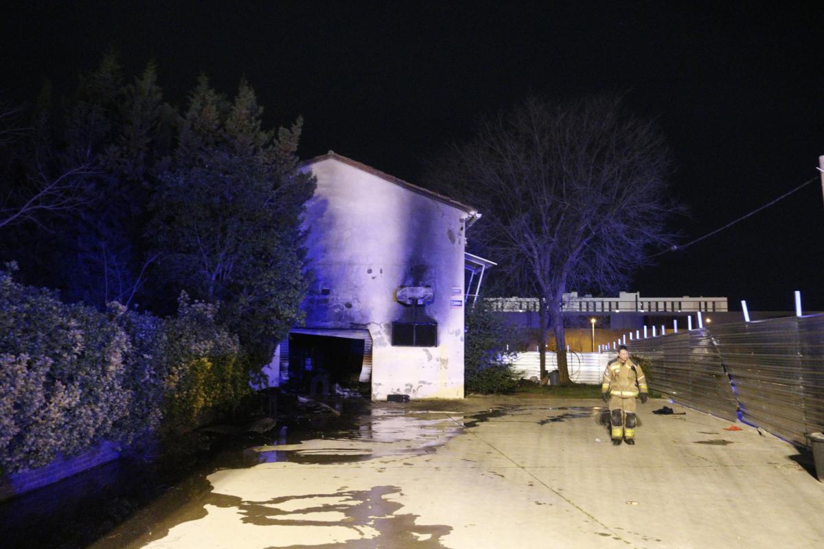 Exterior de la casa incendiada al carrer Maria Montessori de Lleida