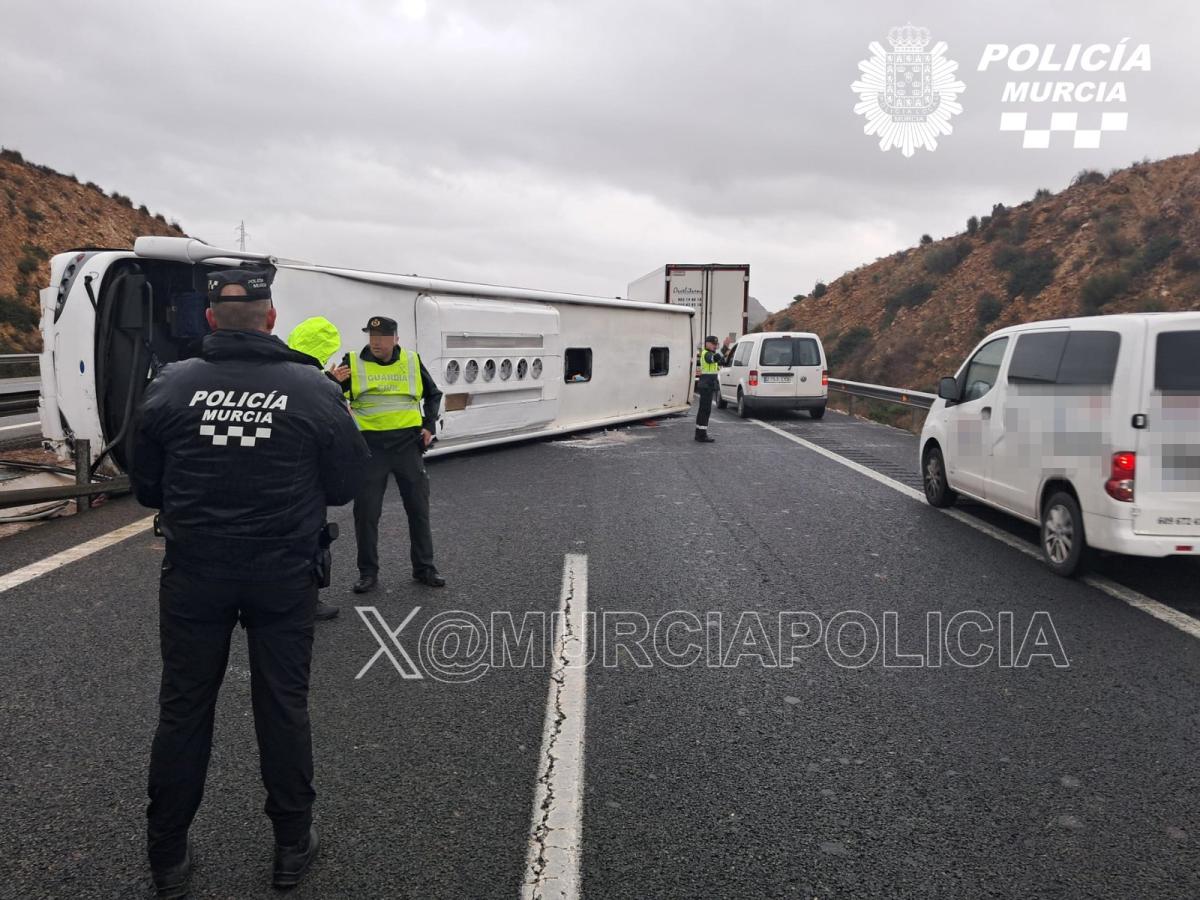 Autobús del Imserso volcado en la A-7 2