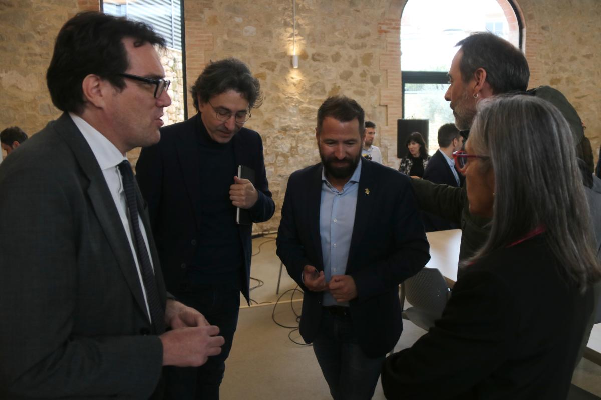 El secretari d'Empresa i Competitivitat, Jaume Baró, conversa amb alcaldes i alcaldesses després de la reunió de l'organisme de govern dels Fons Nuclears