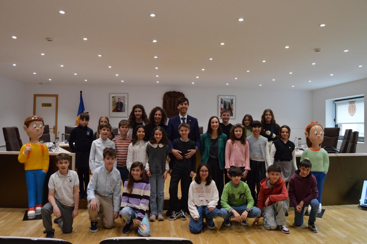 Fotografia de família dels consellers del consell d'infants amb els cònsols, Sergi González i Olalla Losada, i la consellera de Social, Joventut i Espai Ciutadà, Maria Nazzaro 1