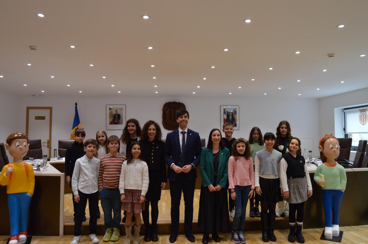 Fotografia de família dels consellers del consell d'infants amb els cònsols, Sergi González i Olalla Losada, i la consellera de Social, Joventut i Espai Ciutadà, Maria Nazzaro