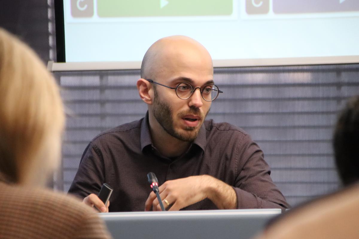 Aleix Arcarons, de l'Observatori Metropolità de l'Habitatge de Barcelona, durant la comissió
