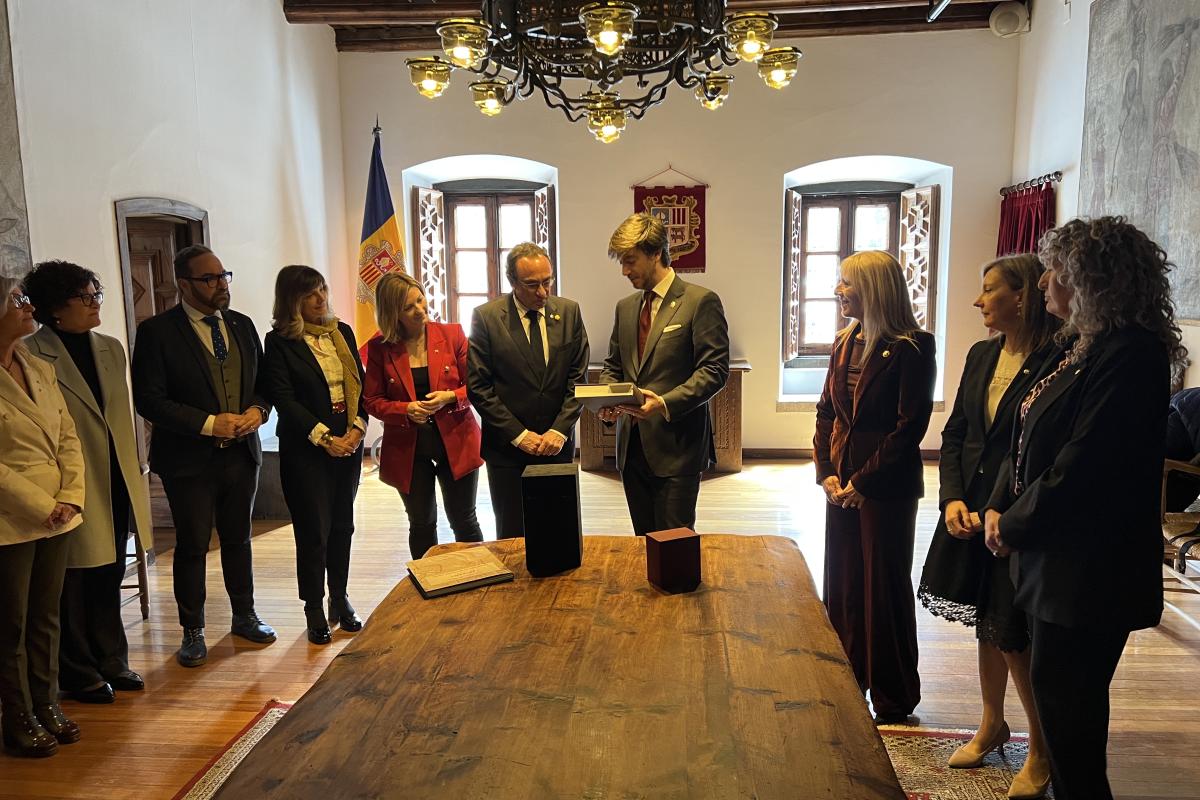 El president del Parlament de Catalunya, Josep Rull, rebent un llibre com a obsequi per part del síndic general d’Andorra, Carles Ensenyat, en la seva visita a la Casa de la Vall