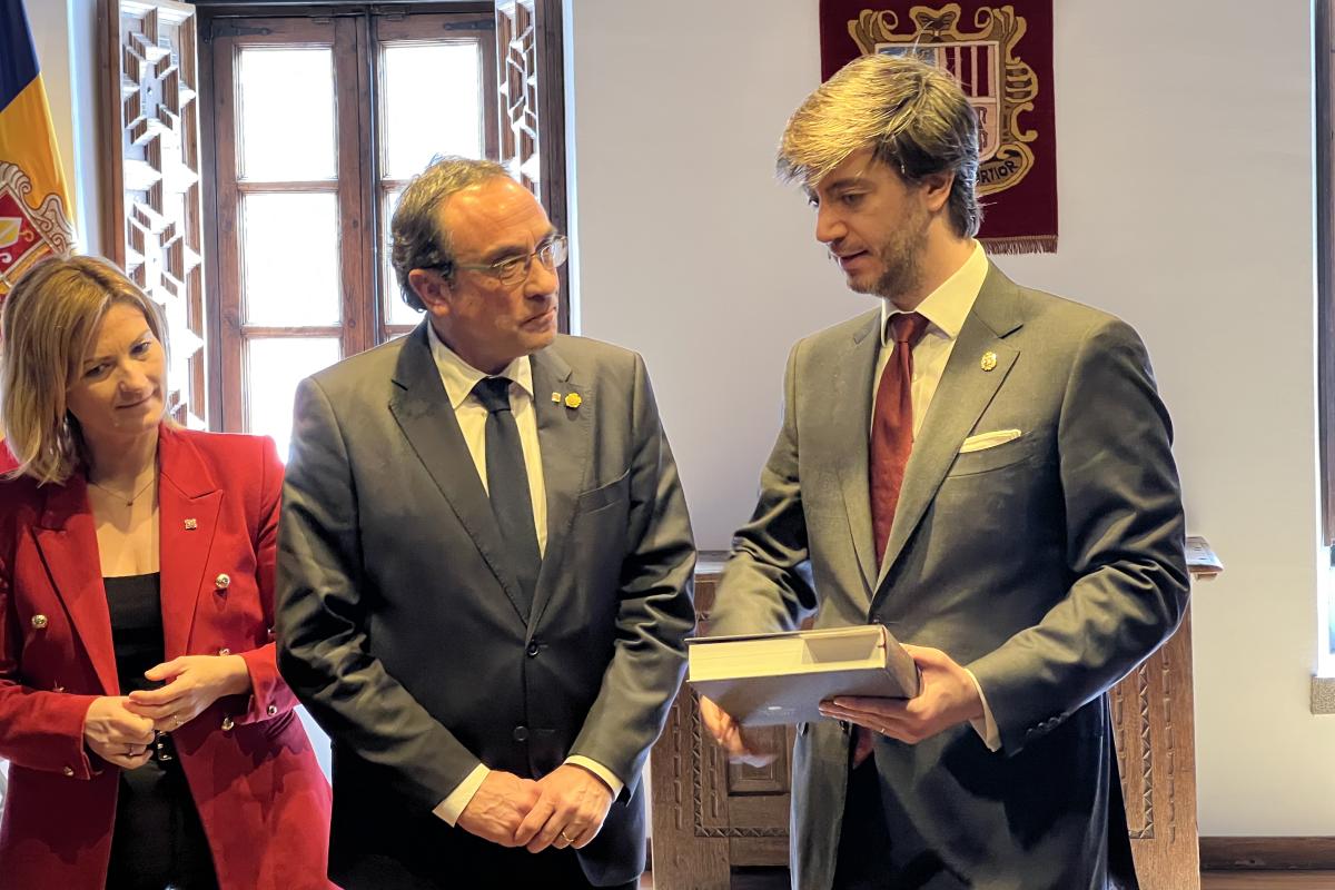 El president del Parlament de Catalunya, Josep Rull, a punt de rebre un llibre com a obsequi per part del síndic general d’Andorra, Carles Ensenyat