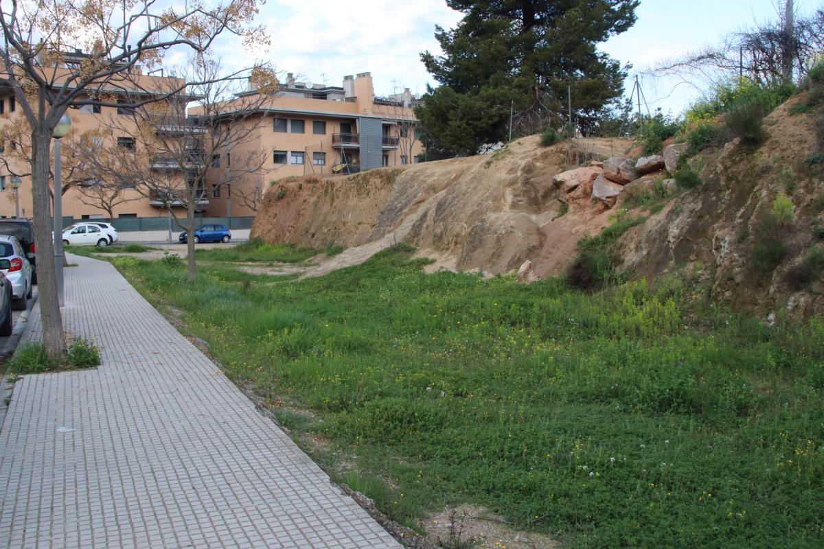 Imatge dels terrenys on es construiran els 32 habitatges a Falset, a tocar del camp de futbol