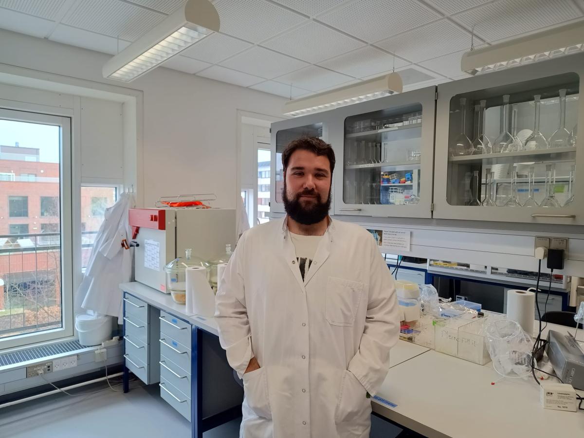 L’investigador del Departament de Química Analítica i Química Orgànica de la URV, Jokin Ezenarro