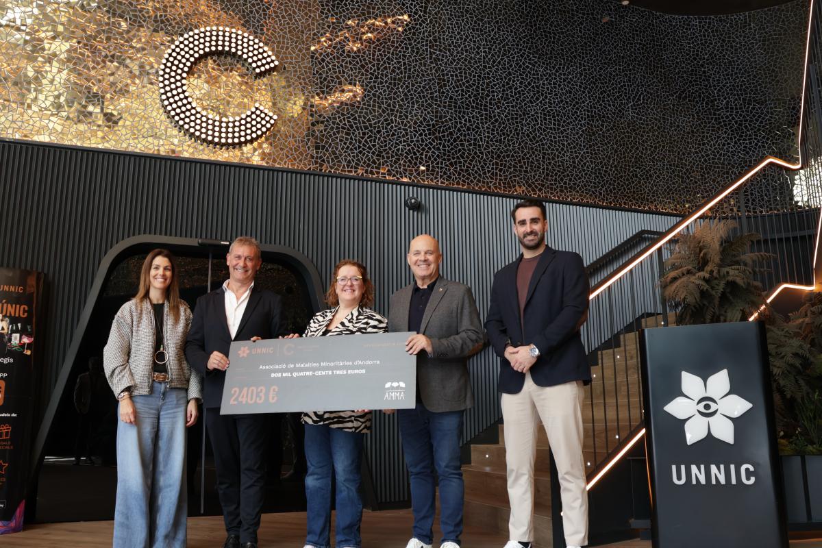 Un moment del lliurament del xec del Gran Casino Andorra a l’Associació de Malalties Minoritàries d’Andorra (AMMA)