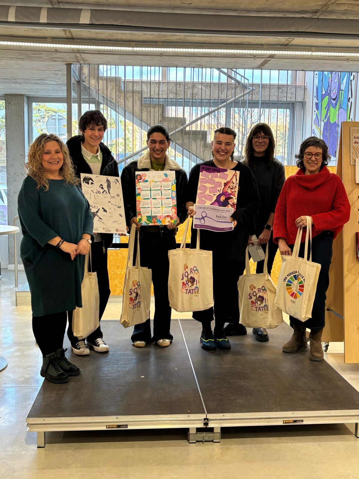 Lliurats el premis del concurs de calendaris del 8M a Vilafranca 1