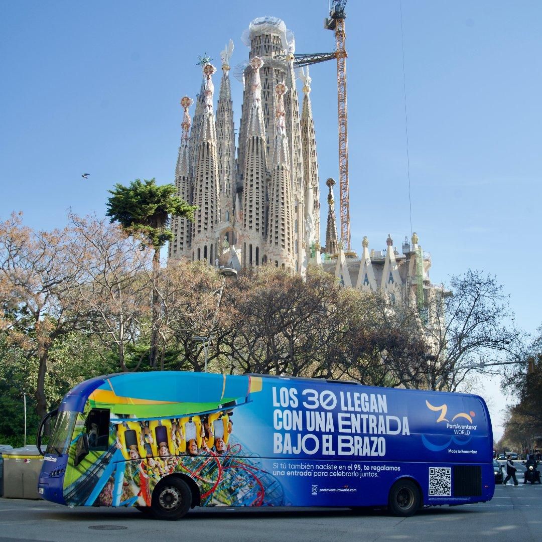Anuncio de PortAventura en un bus ante la Sagrada Familia.