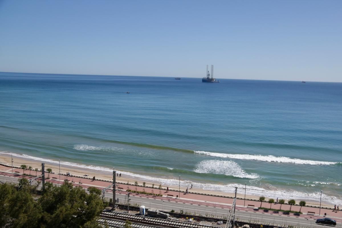La plataforma d'operacions que segellarà els pous submarins del projecte Castor, davant de la costa tarragonina 1