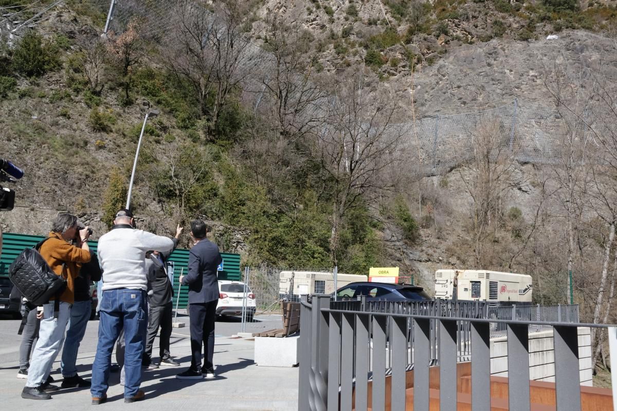 El ministre de Territori i Urbanisme, Raül Ferré, durant la visita a les obres del túnel de Rocafort 3