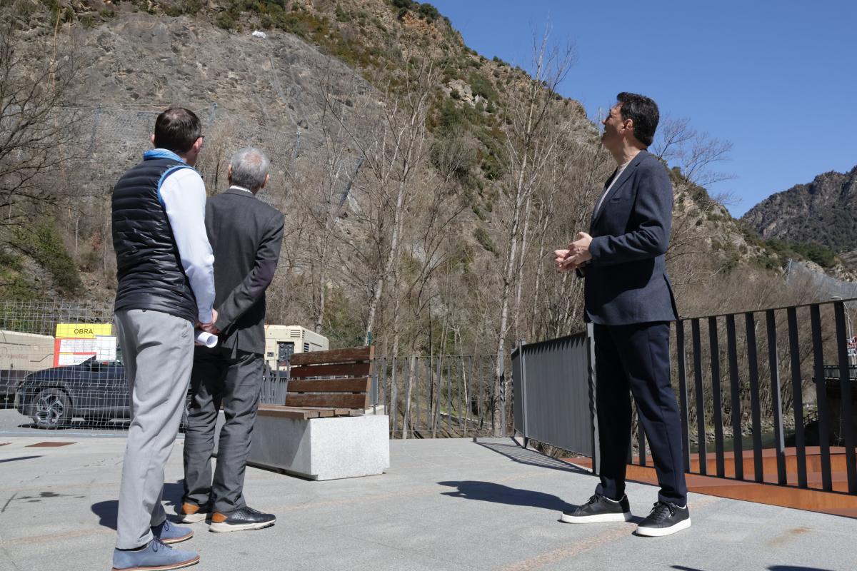 El ministre de Territori i Urbanisme, Raül Ferré, durant la visita a les obres del túnel de Rocafort 3