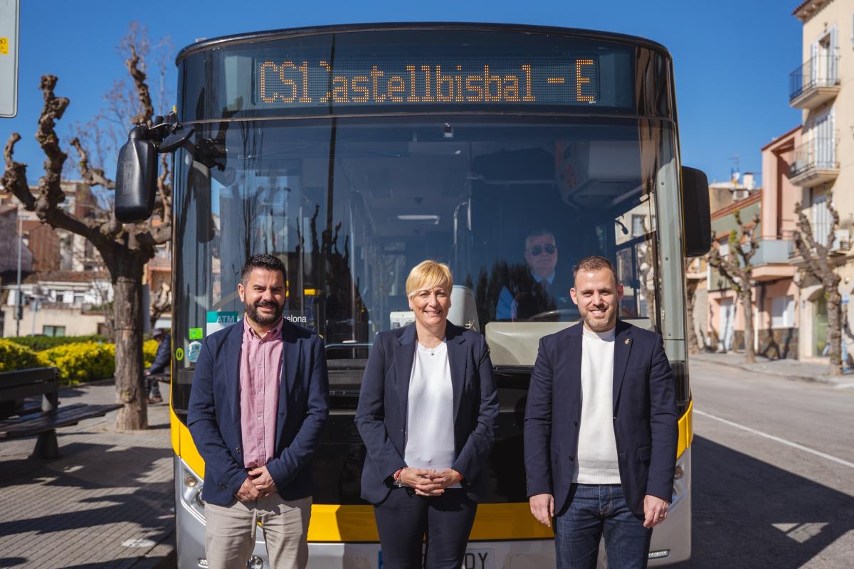 La alcaldesa de Castellbisbal, Maria Dolors Conde, y el vicepresidente de Movilidad de la AMB, Carlos Cordón | FOTO: Ayuntamiento de Castellbisbal / Marc Font
