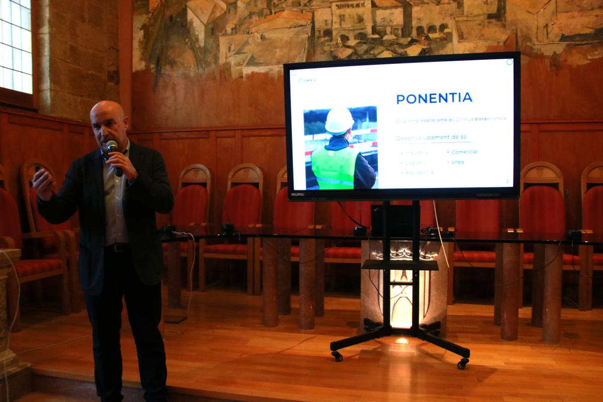 El director general de Ponentia, Rafael Peris, durant la reunió amb els veïns i propietaris dels terrenys on s'ha d'ubicar el polígon logístic