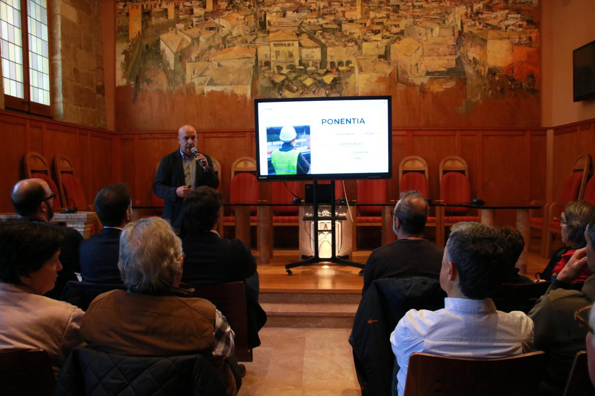 Rafael Peris, director general de Ponentia, explicant el projecte a veïns i propietaris dels terrenys on s'ha d'ubicar el polígon logístic