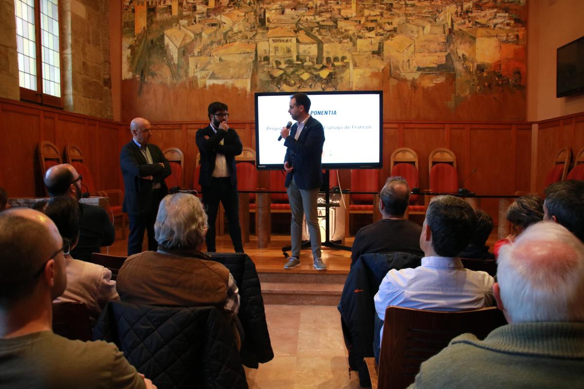 L’alcalde de Montblanc, Oriol Pallissó, i el de l’Espluga de Francolí, Josep Maria Vidal, en la reunió mantinguda amb veïns per explicar el projecte d’una nova implantació industrial 1