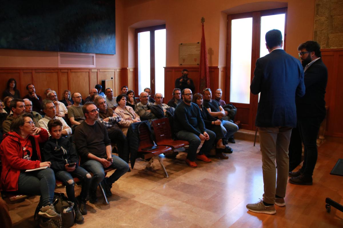 L’alcalde de Montblanc, Oriol Pallissó, i el de l’Espluga de Francolí, Josep Maria Vidal, en la reunió mantinguda amb veïns per explicar el projecte d’una nova implantació industrial