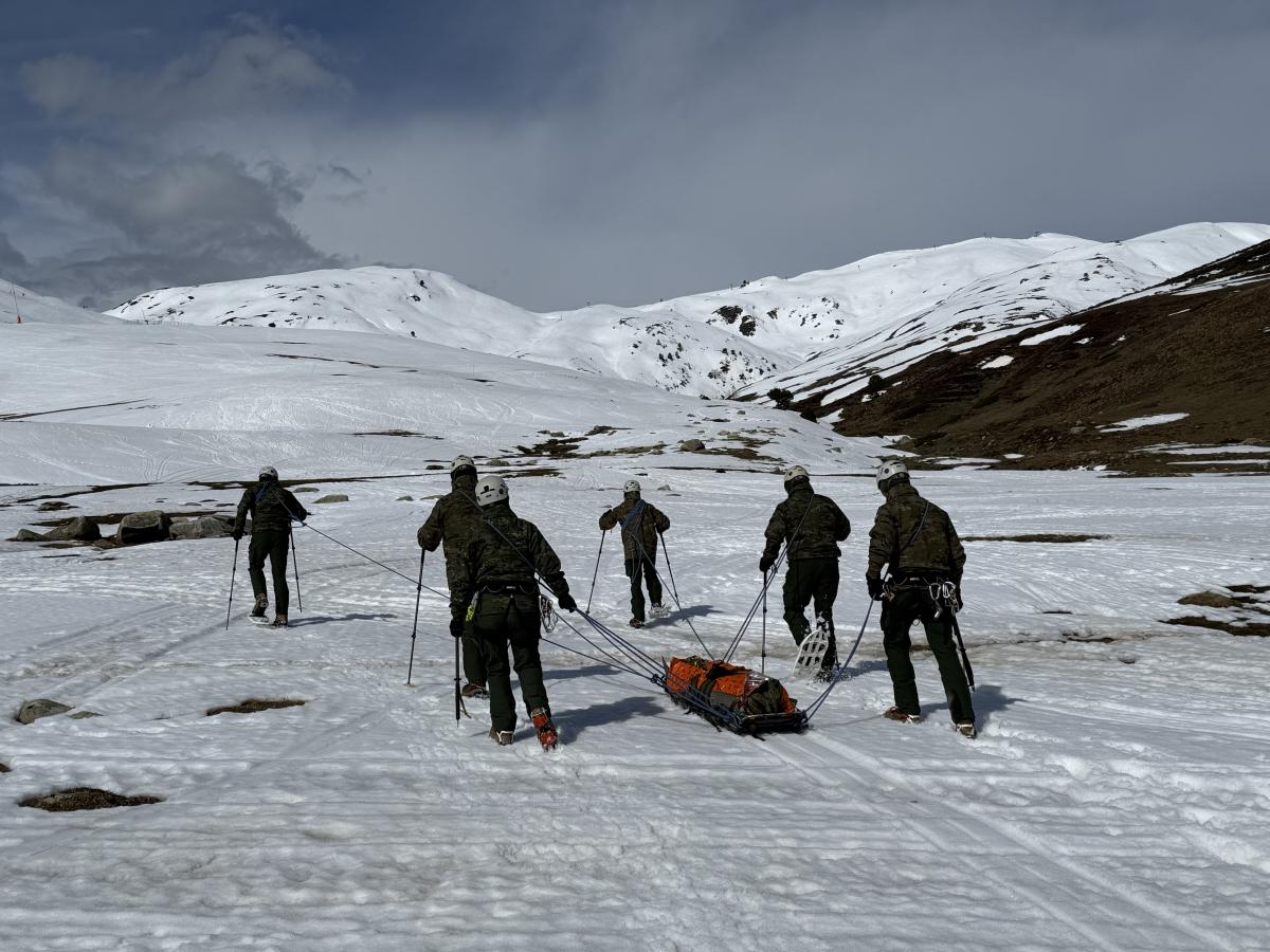 Pràctiques de rescat dels militars de l'Exèrcit que es desplaçaran a l'Antàrtida, a Beret