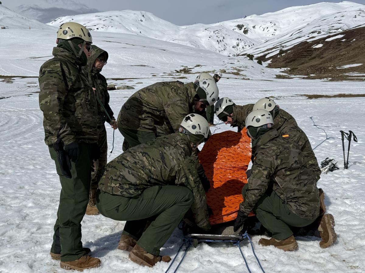 Pràctiques de rescat dels militars de l'Exèrcit que es desplaçaran a l'Antàrtida, a Beret