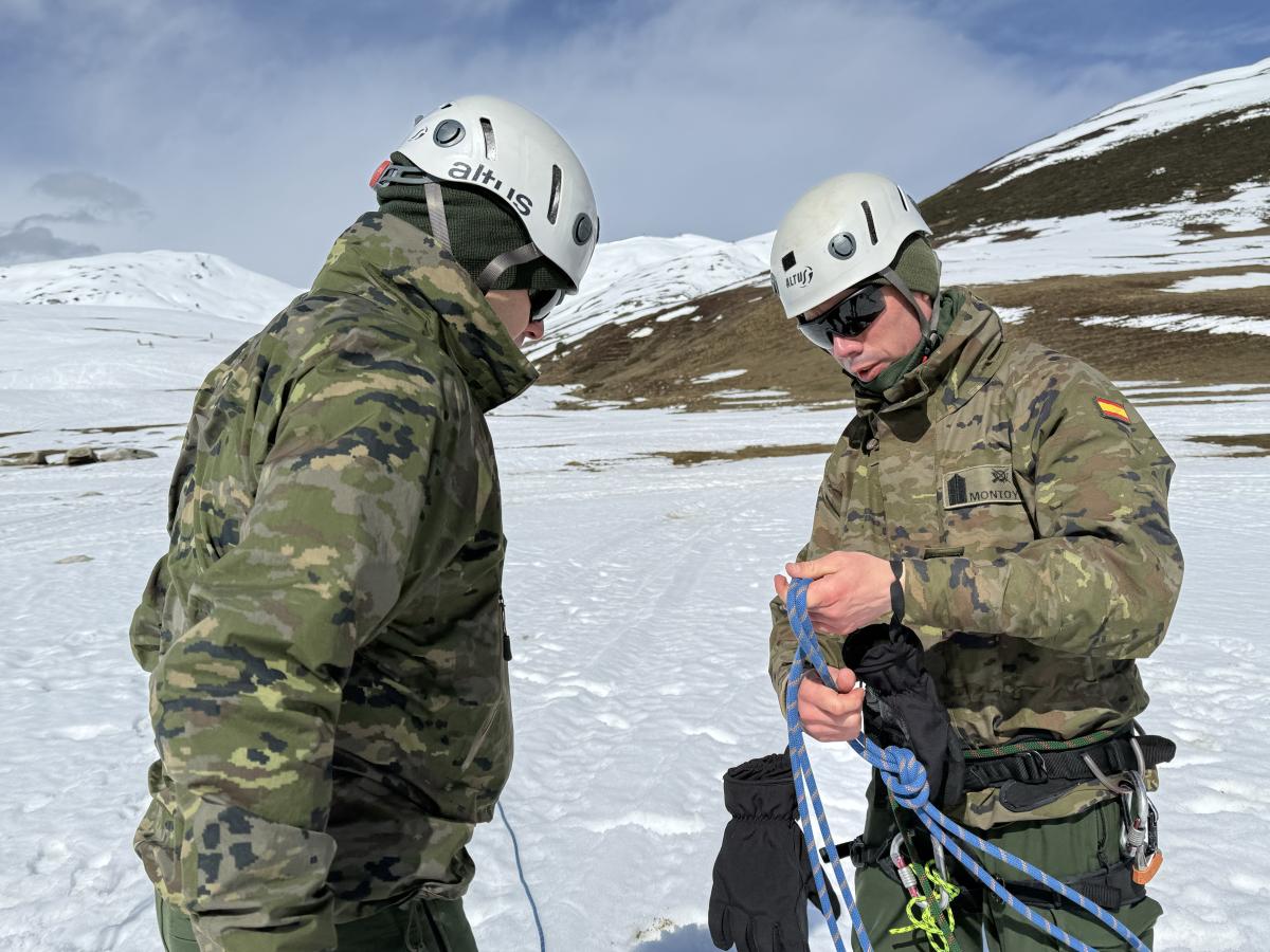 Pràctiques de rescat dels militars de l'Exèrcit que es desplaçaran a l'Antàrtida, a Beret