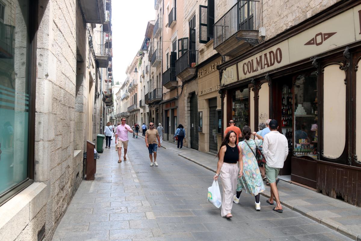Gironins i turistes passejant pel carrer Ciutadans de Girona, al Barri Vell de la ciutat