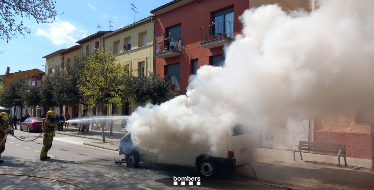 Crema una furgoneta a Tona 1