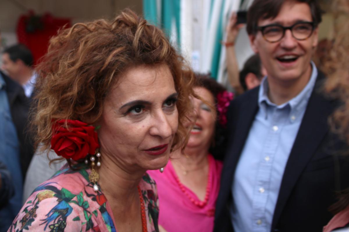 El presidente del Gobierno, Salvador Illa, con la vicepresidenta española María Jesús Montero, en la Feria de Abril de Barcelona