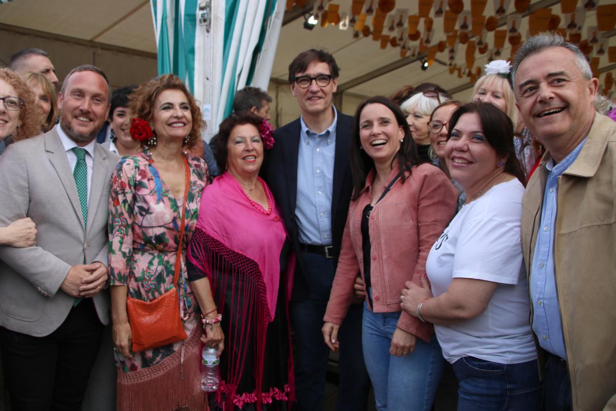 El presidente del Gobierno, Salvador Illa, con la vicepresidenta española María Jesús Montero, en la Feria de Abril de Barcelona