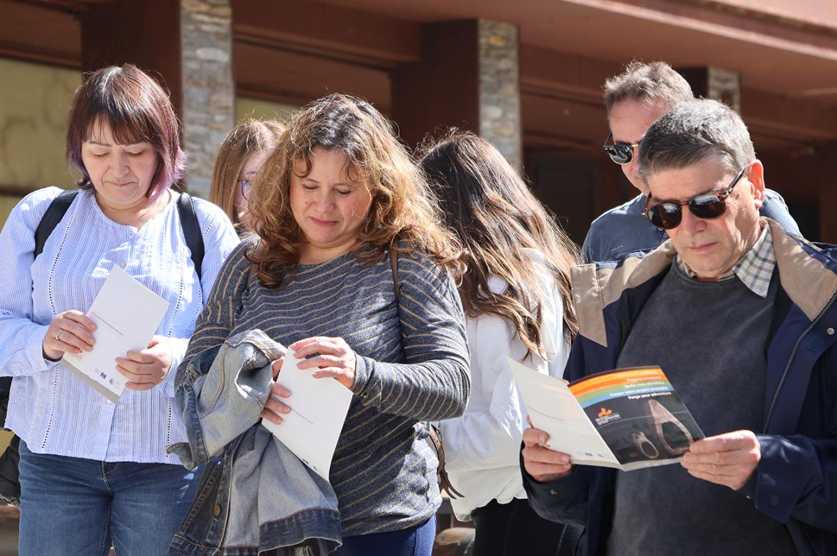 Participants a la ruta guiada davant del comú d'Ordino