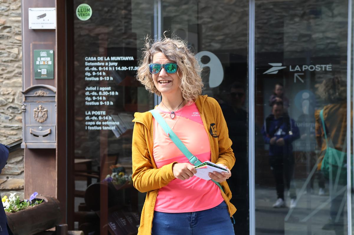 La guia de l'activitat, Anna Font, davant la Casa de la muntanya2