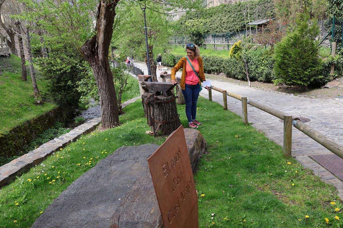 La guia de l'activitat, Anna Font, davant la Casa de la muntanya