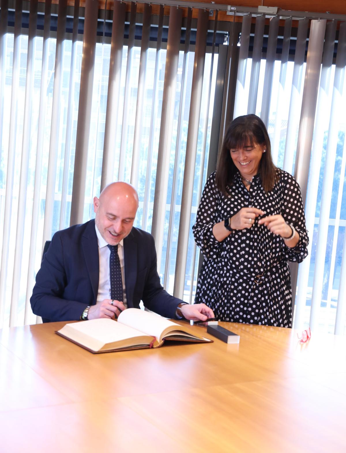 El delegat del govern espanyol, Carlos Prieto, signa el llibre d'honor de Gavà amb Gemma Badia