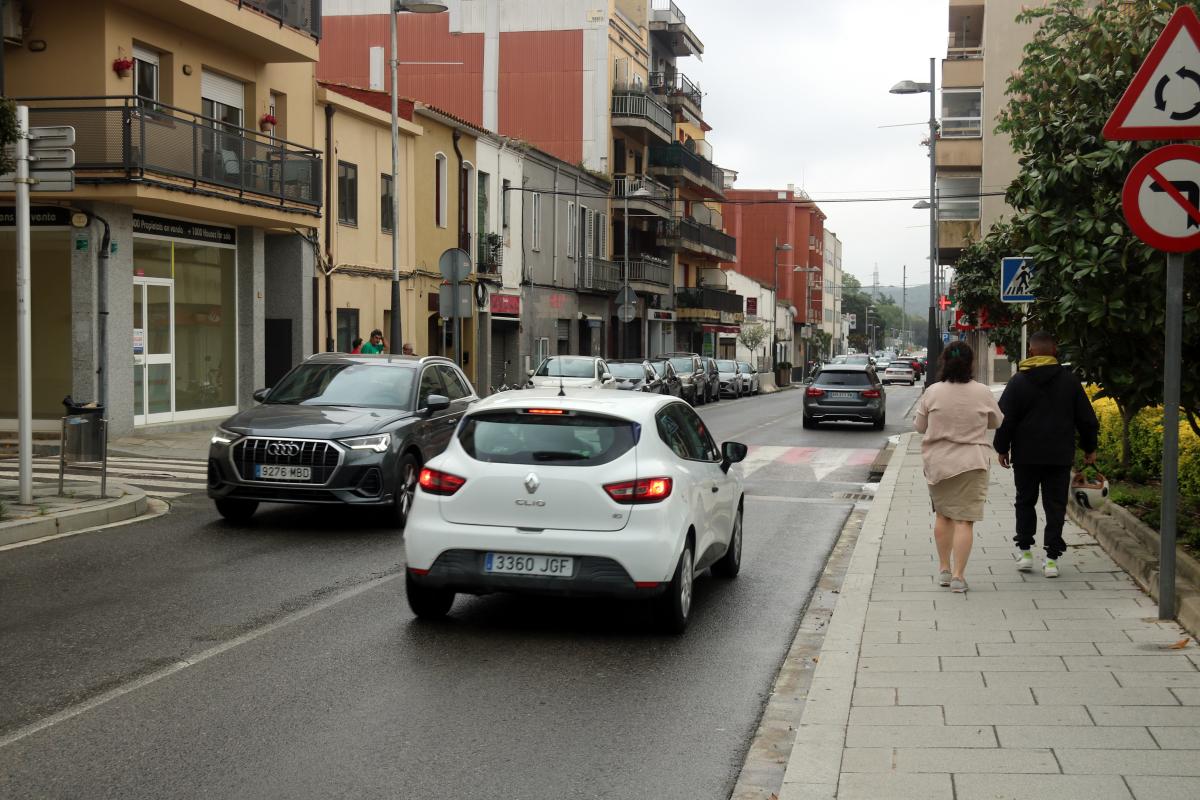 L'avinguda principal de Santa Cristina d'Aro, que es col·lapsa durant les operacions tornada i els caps de setmana d'estiu