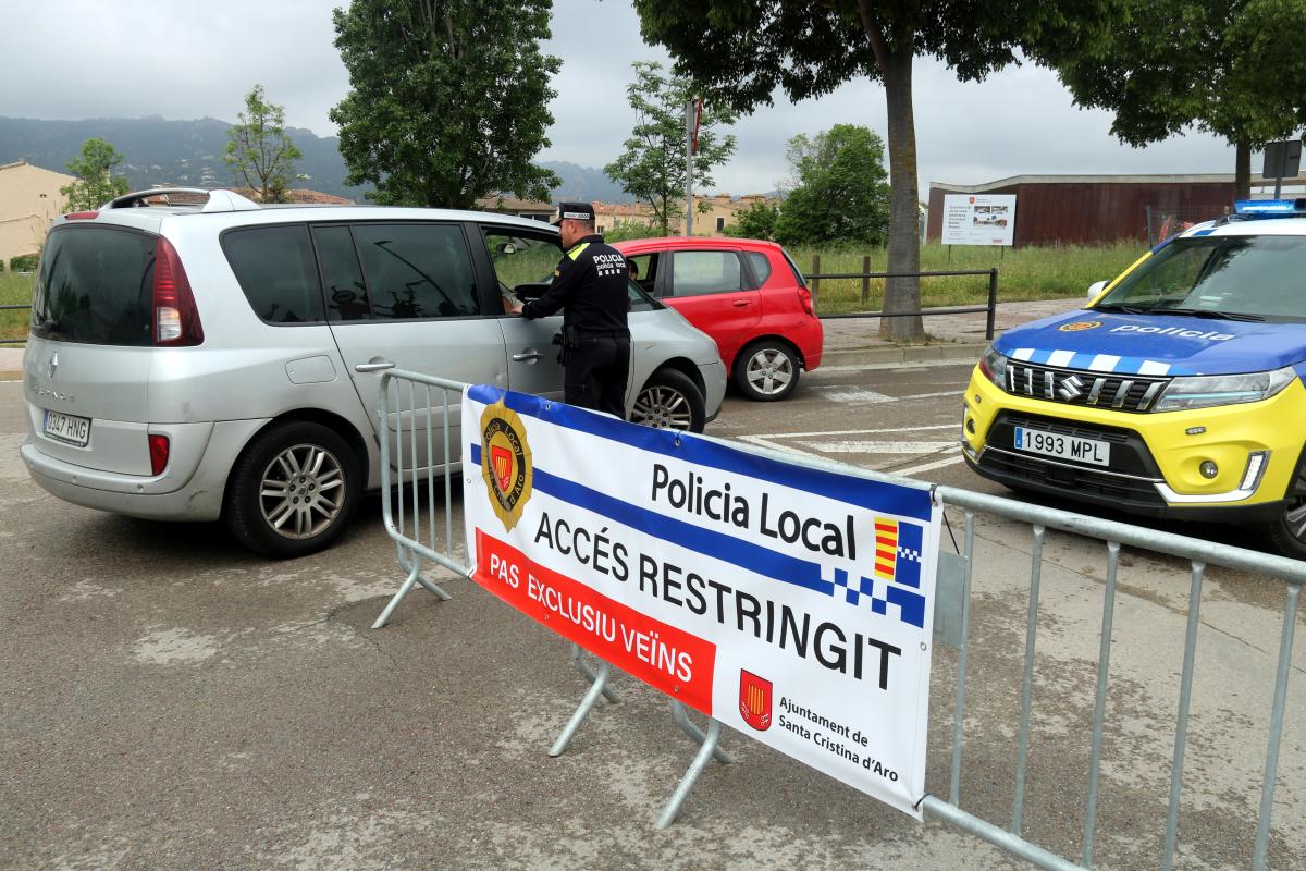 La policia local de Santa Cristina d'Aro només deixa entrar al poble els veïns o qui tingui causa justificada