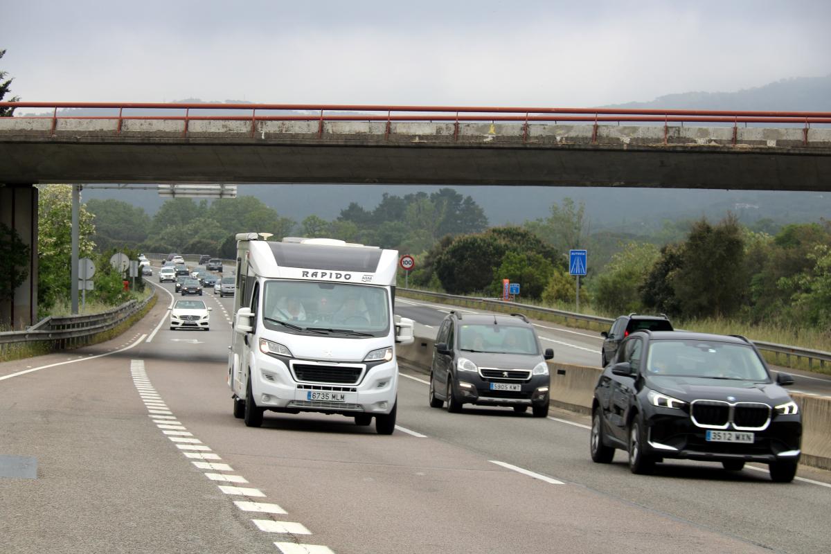 Cotxes circulant per l'autovia C-31 aquest matí, que ja passa força carregada perquè l'operació tornada s'ha avançat
