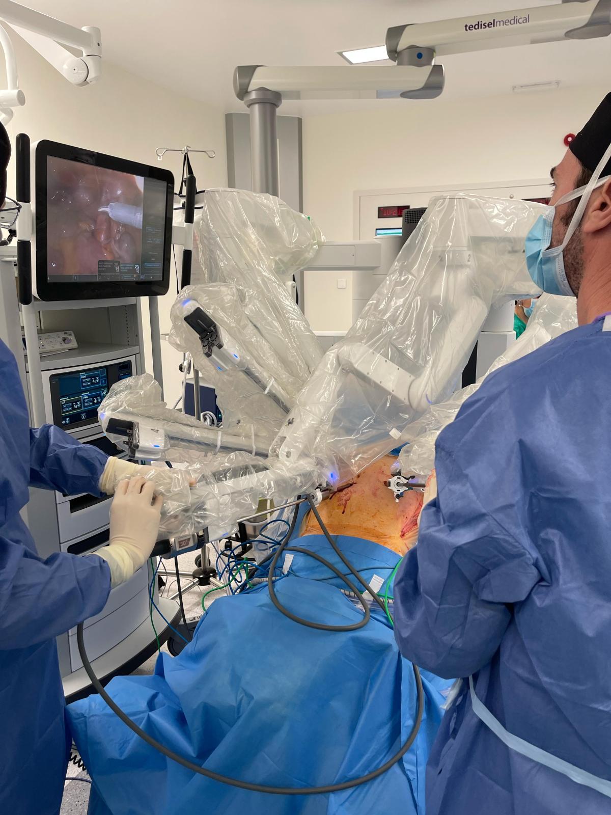 Clínic Lleida realitza la primera reconstrucció de bufeta amb cirurgia robòtica a Lleida