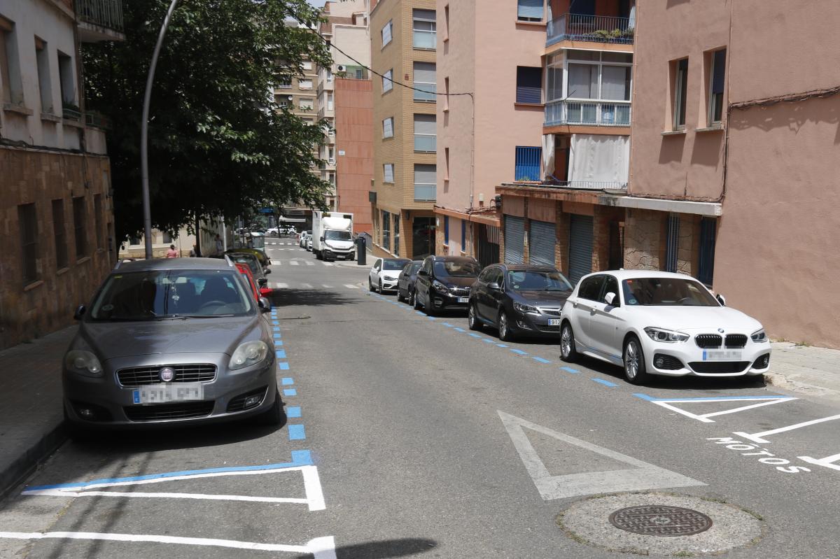 Noves places d'aparcament de zona blava al carrer del Bisbe Galindo de Lleida, dins la Zona de Baixes Emissions (ZBE).