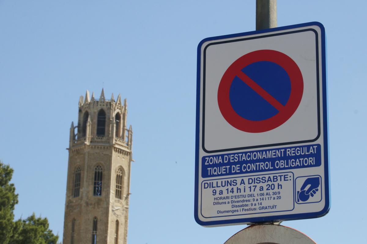 Un rètol informatiu de la nova zona d'estacionament regulat a prop de la Seu Vella de Lleida.