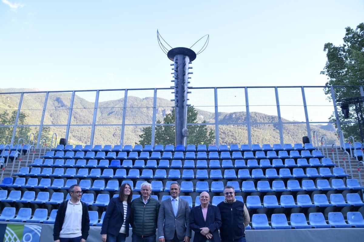 El comitè organitzador dels Jocs dels Petits Estats, amb el creador del peveter, Toni Cruz