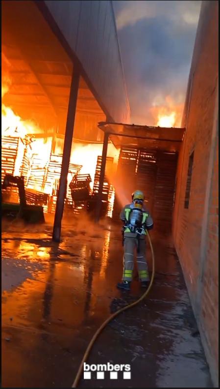Incendi en una nau a Vilanova de Bellpuig