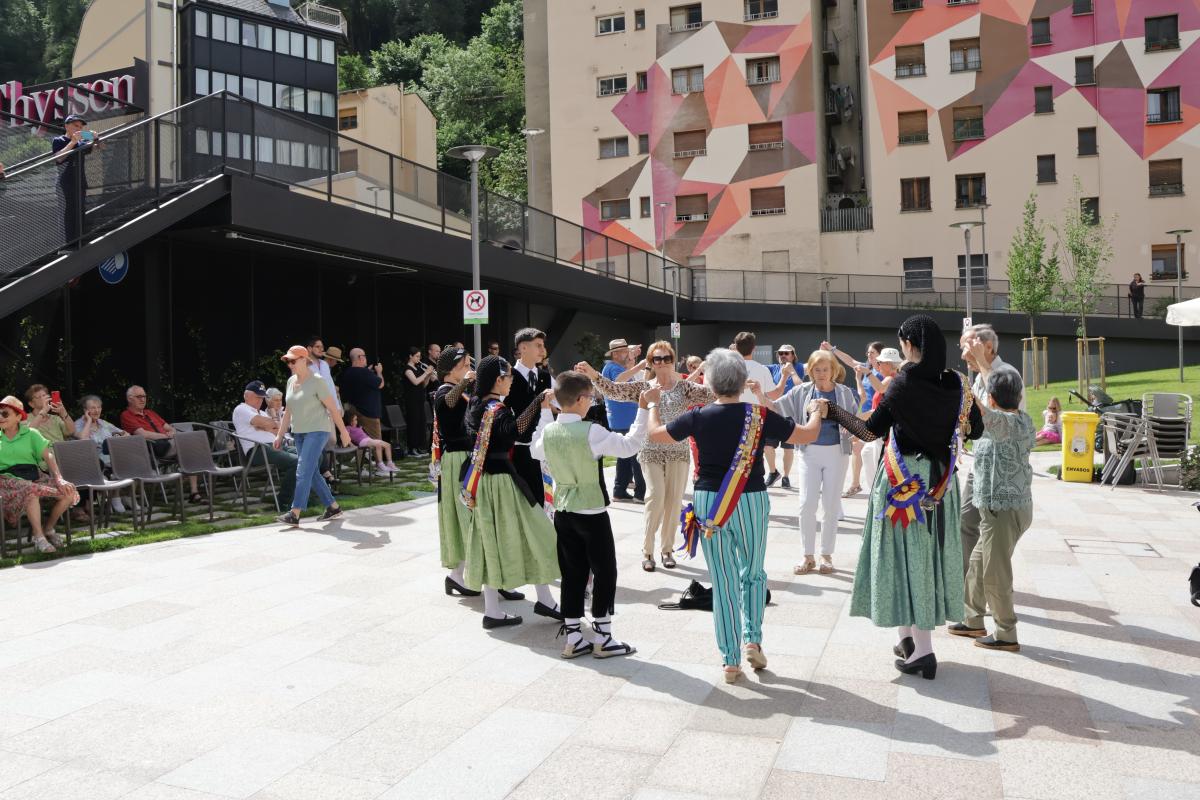 Les sardanes a la plaça de l'Església d'Escaldes-Engordany 2