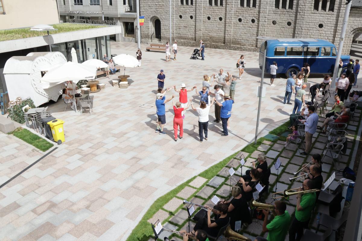 Les sardanes a la plaça de l'Església d'Escaldes-Engordany 1