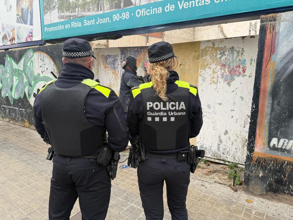 Badalona desocupa un solar municipal ple d'escombraries