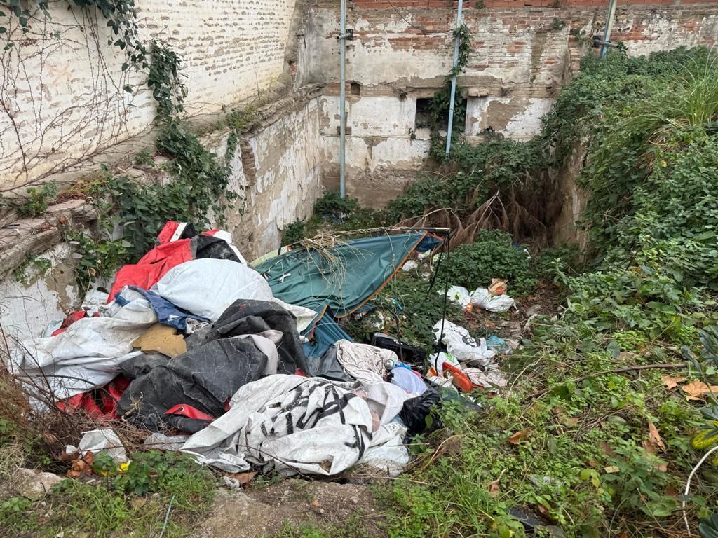 Badalona desocupa un solar municipal ple d'escombraries