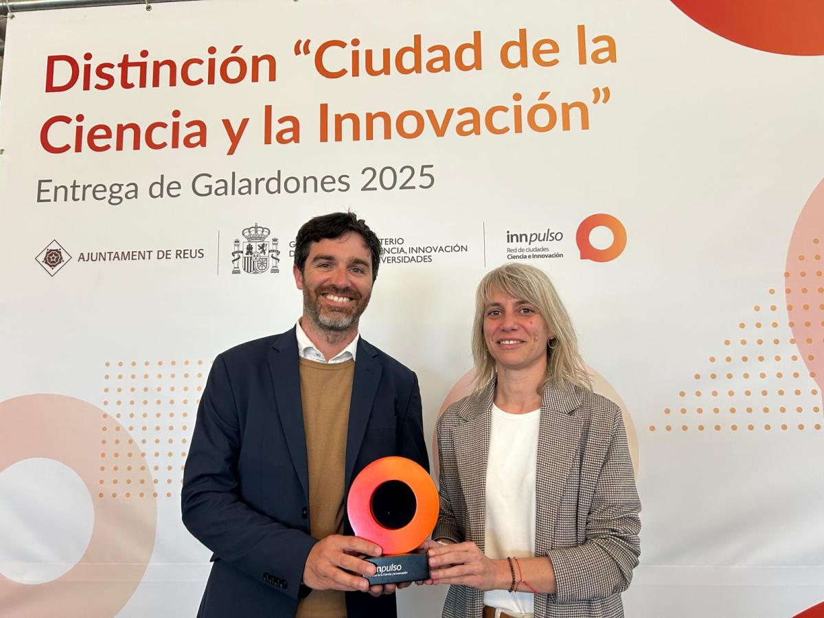 El regidor de Planificació estratègica de Granollers, Martí Pujadas, i l'alcaldessa Alba Barnusell, amb la distinció com a nova Ciutat de la Ciència i la Innovació